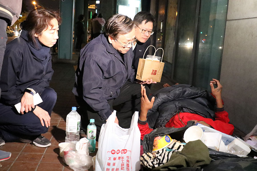臺中慈濟醫院簡守信院長關懷街友。（賴廷翰攝）