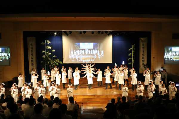 臺中慈院醫護同仁共同演繹「行願半世紀」。（賴廷翰攝）