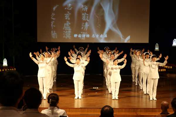 臺中慈院醫護同仁共同演繹「行願半世紀」。（賴廷翰攝）