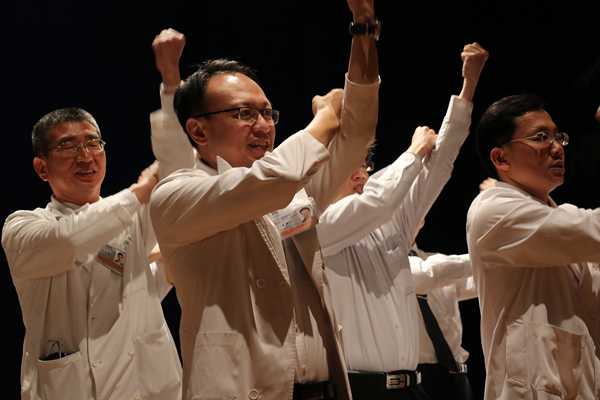 李祥煒主任（左二）第一次參加經藏演繹。（曾秀英攝）