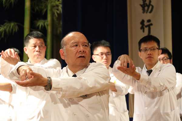 耳鼻喉部包括許權振副院長共有8位醫師參與演繹，是醫療科陣容最龐大的一群。（曾秀英攝）