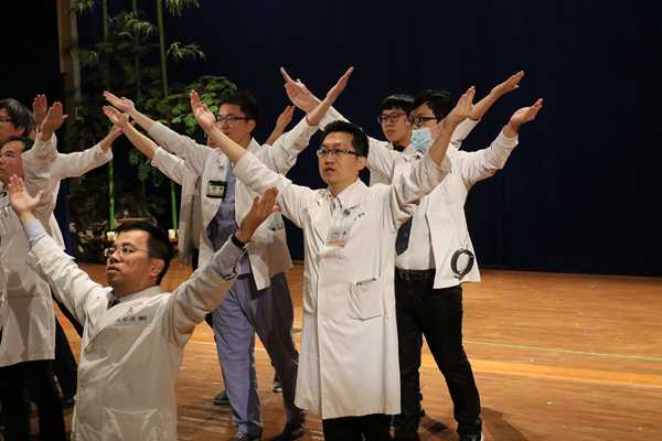 耳鼻喉部包括許權振副院長共有8位醫師參與演繹，是醫療科陣容最龐大的一群。（曾秀英攝）
