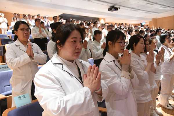 黃杏娟（左）參加法海區1 0年。（施龍文攝）