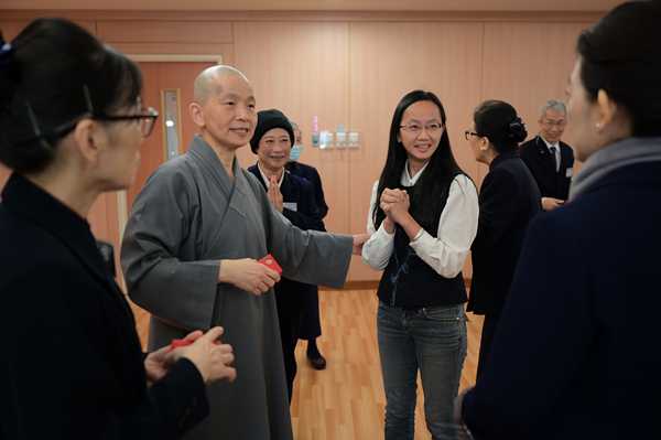 王慈慧醫師（中）參與歲末祝福。（周士龍攝）