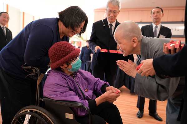 戴春香母女接受師父祝福（周士龍攝）