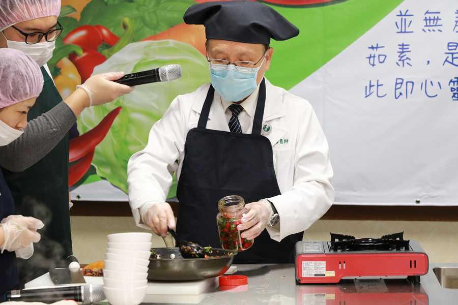 簡守信院長將烹煮後青龍辣椒醬裝罐密封（賴廷翰攝） 