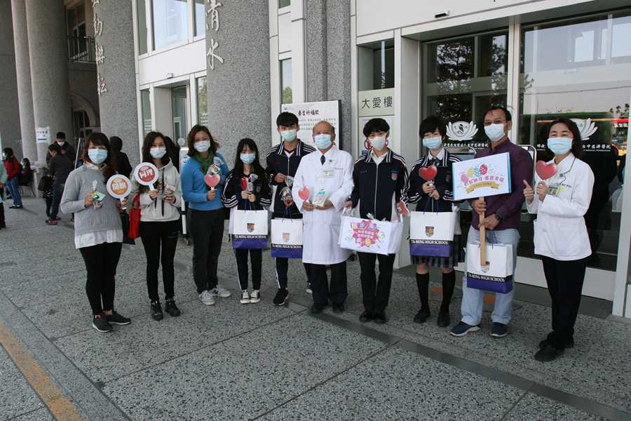 大明高中師生致贈臺中慈濟醫院養生蛋與手繪卡片。