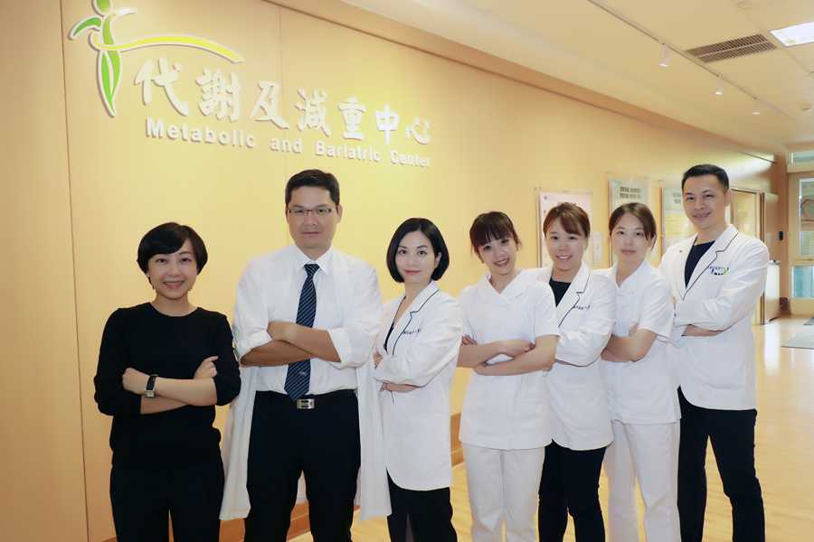  臺中慈濟醫院代謝及減重中心陣容堅強，李旻憲主任（左二 ）率個管師營養師等同仁服務「超重量級病人」。李主任提醒，少吃、多動是減重不二法門。( 賴廷翰攝）