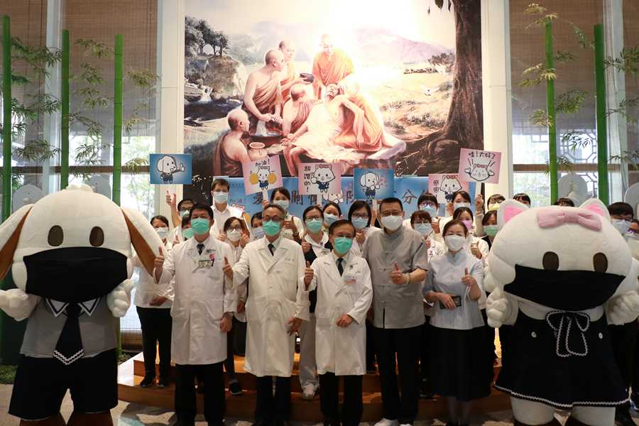 「大愛防疫套鏡護目罩組」致贈儀式，象徵愛與關懷大合照。
