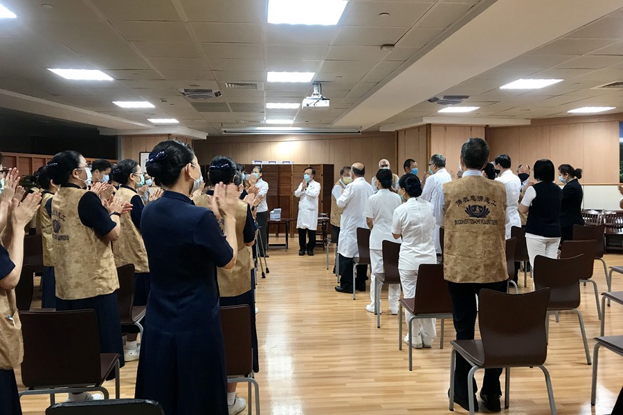 簡守信院長率院部及護理部主管歡迎醫療志工報到。（黃培芳攝） 