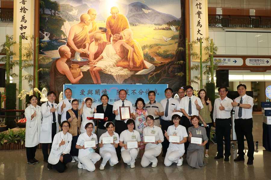 與會人員合影圓滿這次捐贈活動。（賴廷翰攝）