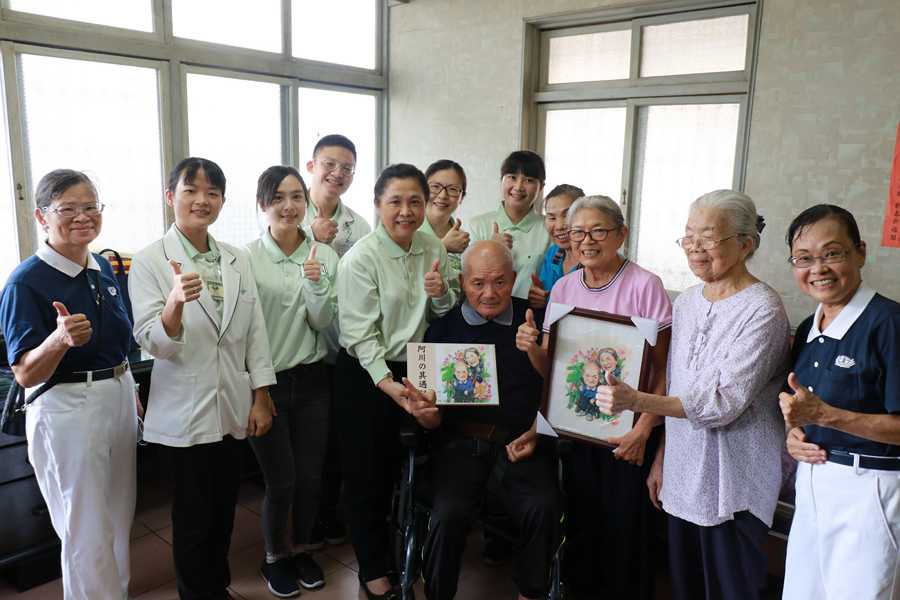大家都伸出大拇指為阿川伯比個讚，為他加油。（江柏緯攝）