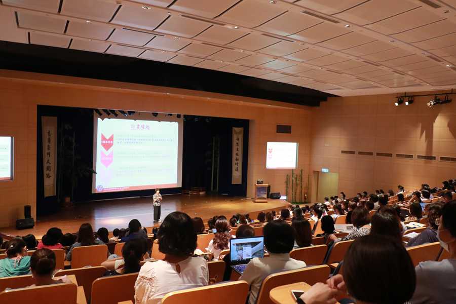 近400位人員齊聚臺中慈濟醫院參加CD02居家護理指導與諮詢照護操作手冊教育訓練說明會。（攝影：江柏緯）