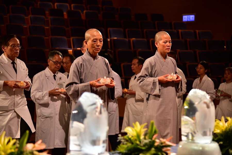 德勱師父與德濎師父帶領醫護同仁們禮敬供佛，開啟吉祥月祈福晚會序幕。(陳麗雪攝)