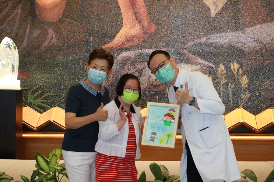 院生黃珮慈致贈感謝狀給臺中慈濟醫院由家庭醫學科主任李祥煒代表接受。（賴廷翰攝）
