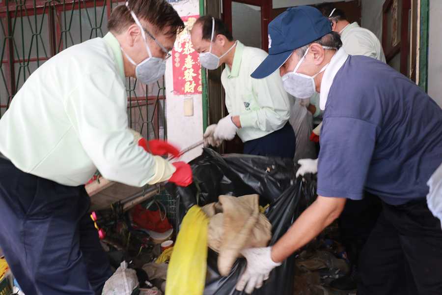 臺中慈濟醫院醫護同仁與慈濟志工協助清掃。