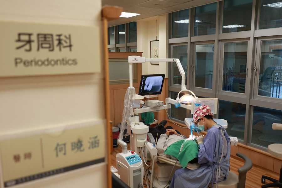 牙科醫師盡全力挽救病人岌岌可危的牙齒。(江柏緯攝)