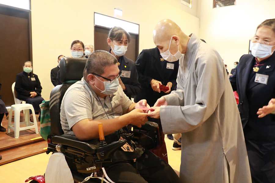 江永旭從精舍德禪師父手中接到人生中的第一個福慧紅包，格外珍惜。