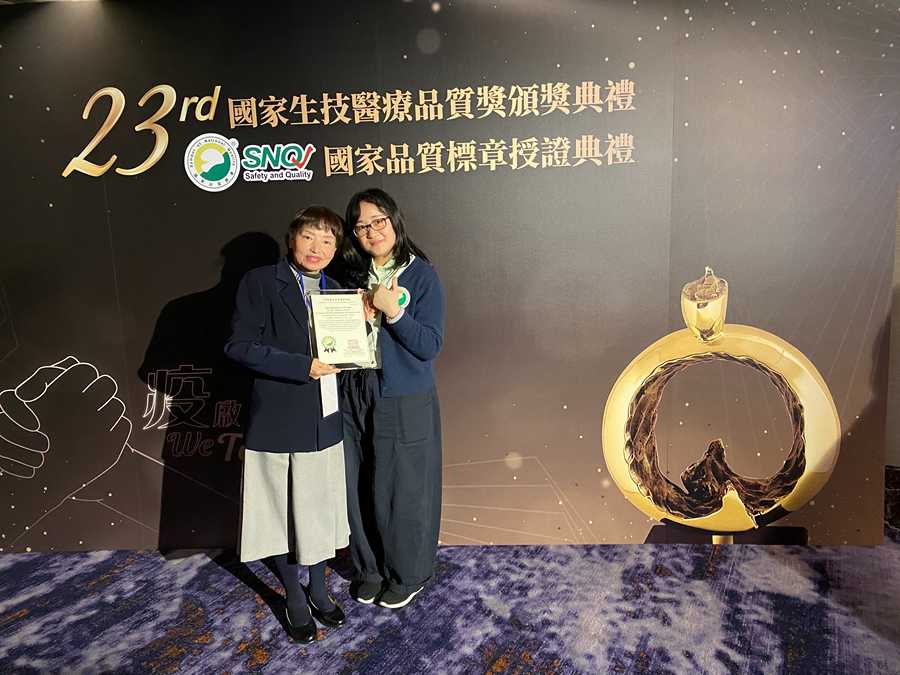 臺中慈院護理部主任張梅芳（左）與母嬰親善個管師徐慧冰（右）代表產嬰團隊領取標章。