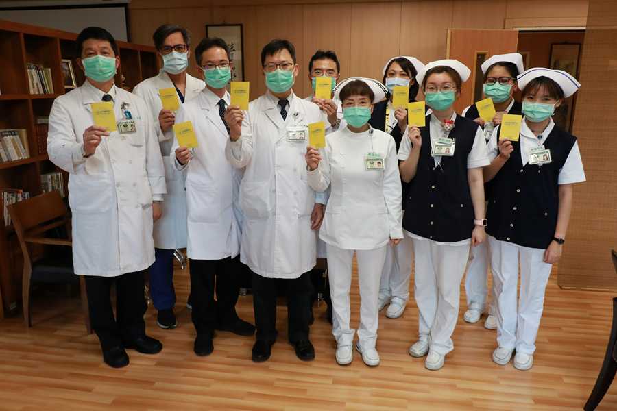 今天接受疫苗施打同仁合影，並宣告：「我打我驕傲！」