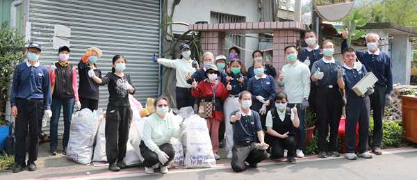慈濟人與李女士（中央著紅衣）留下歡喜合影。臺中慈院職志組隊著蘋果綠上衣，分別是陳慧婷  （蹲前排左）、廖珮琳（蹲前排右）、紀家明（右側左起五）、裘君慧（後排中間）。（曾秀英攝）