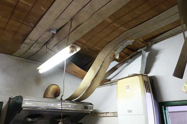 廚房天花板因長期漏水而塌陷。（曾秀英攝）