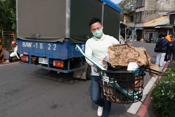 護理之家同仁紀家明協助清理雜物。（曾秀英攝）