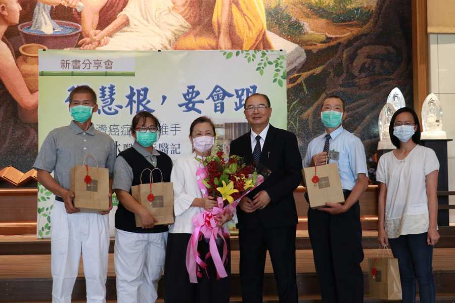 王一山夫婦與柯國壽師兄特地從大甲來參加新書會，感恩許院長救命之恩。（賴廷翰攝）（左起：王一山夫婦、許醫師夫婦、柯國壽師兄、王慈慧醫師） 