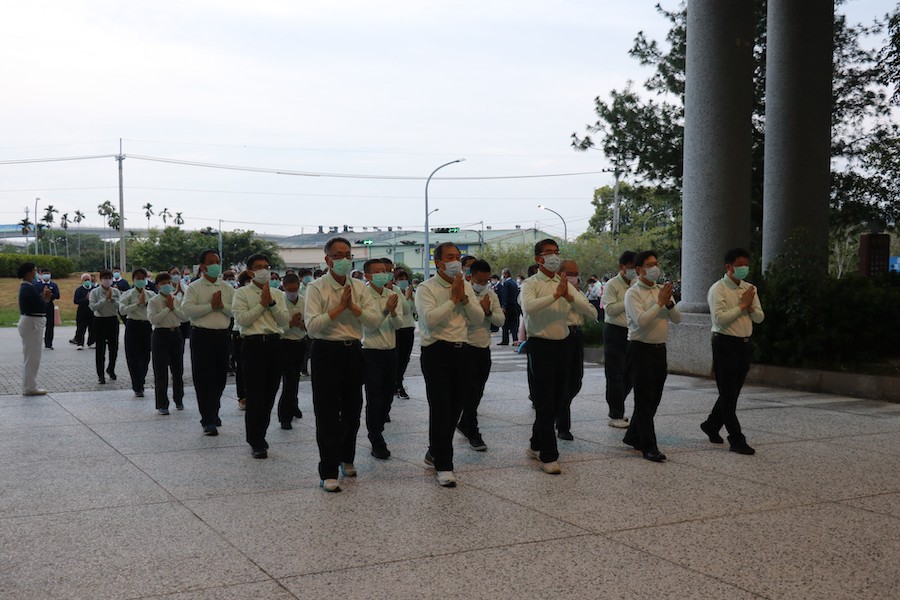 臺中慈濟醫院五日清晨近150位醫院同仁與慈濟志工，一同朝山凝聚眾人的善念，感恩佛恩、親恩、眾生恩。