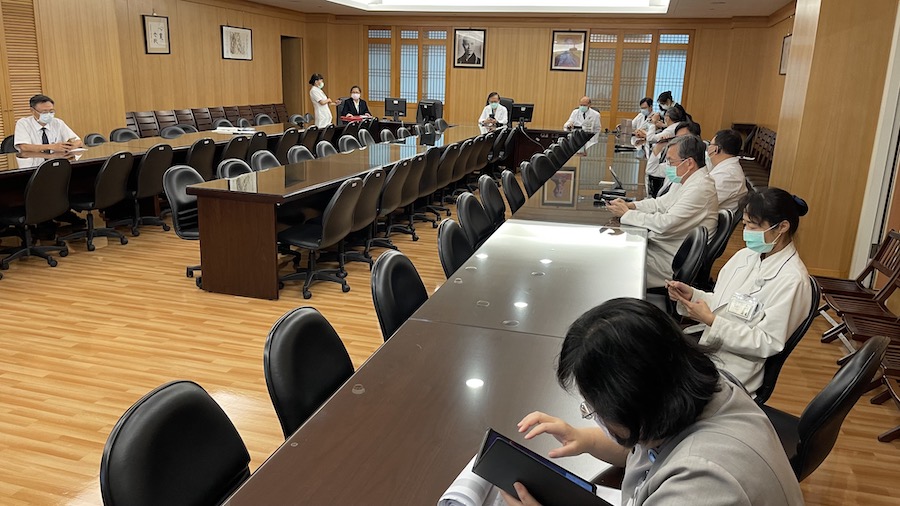 臺中慈濟醫院在會議室召開主治醫師視訊會議，現場仍加大座位距離。