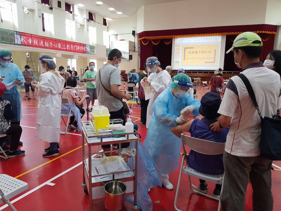 北新國中站臺中慈院同仁因地制宜改變為宇美町式方法施打，醫師、護理師移動為長輩施打