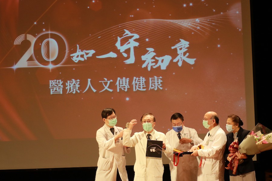 臺中慈濟醫院院長室主管獻花慶賀〈大愛醫生館〉20年。左起醫務秘書邱國樑、簡守信院長、蔡顯揚副院長、許權振副院長、莊淑婷副院長。