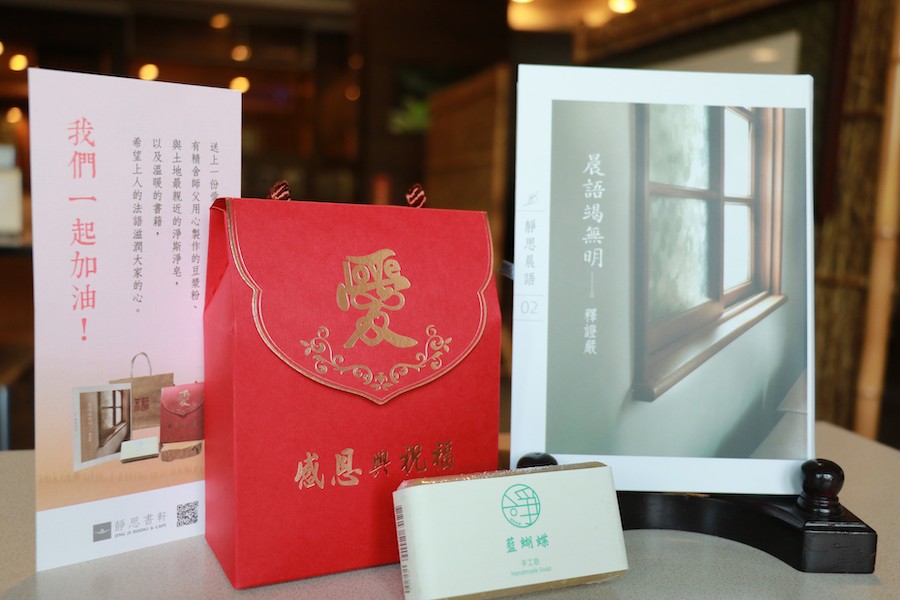 靜思書軒營運長蔡青兒（左二）與志工將結緣品親自送到醫療單位。