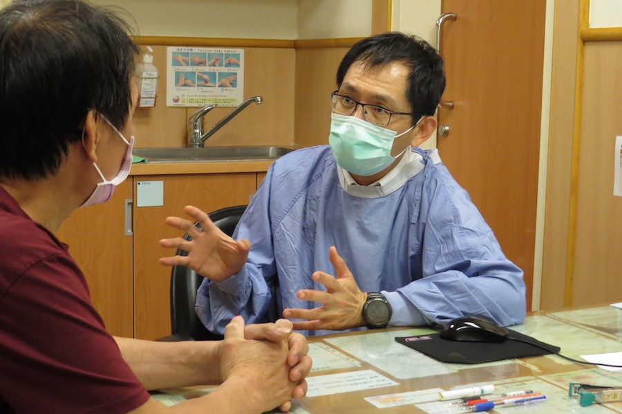 邱建銘主任（ 右）向陳先生仔細說明治療結果。