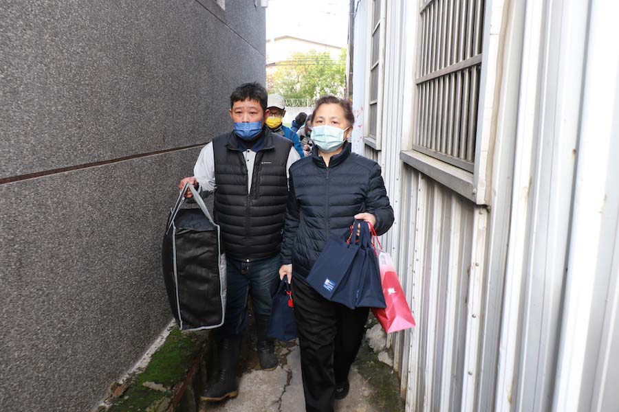 慈濟長照推展中心副召集人莊淑婷攜帶禦寒物資關懷獨居長輩。