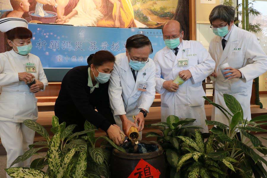 簡守信院長帶領院長室主管一同捐獻愛心竹筒。（左起：護理部主任張梅芳、莊淑婷副院長、簡守信院長、許權振副院長、影像醫學部主任劉家成）
