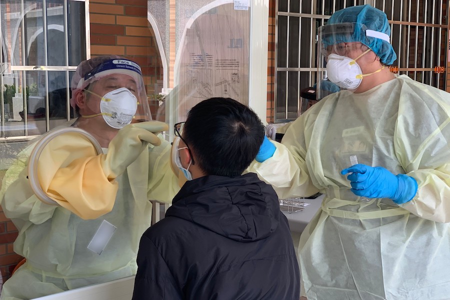 臺中慈濟醫院配合臺中市衛生局，為新社高中師生及鄰近鄉親做快篩。