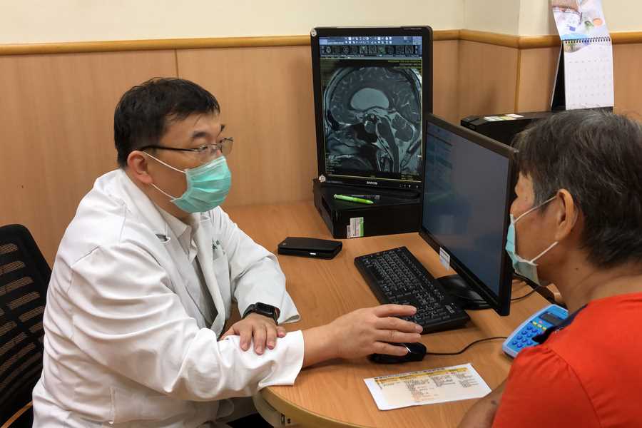 林英超醫師檢視婦人術後腦部磁振造影