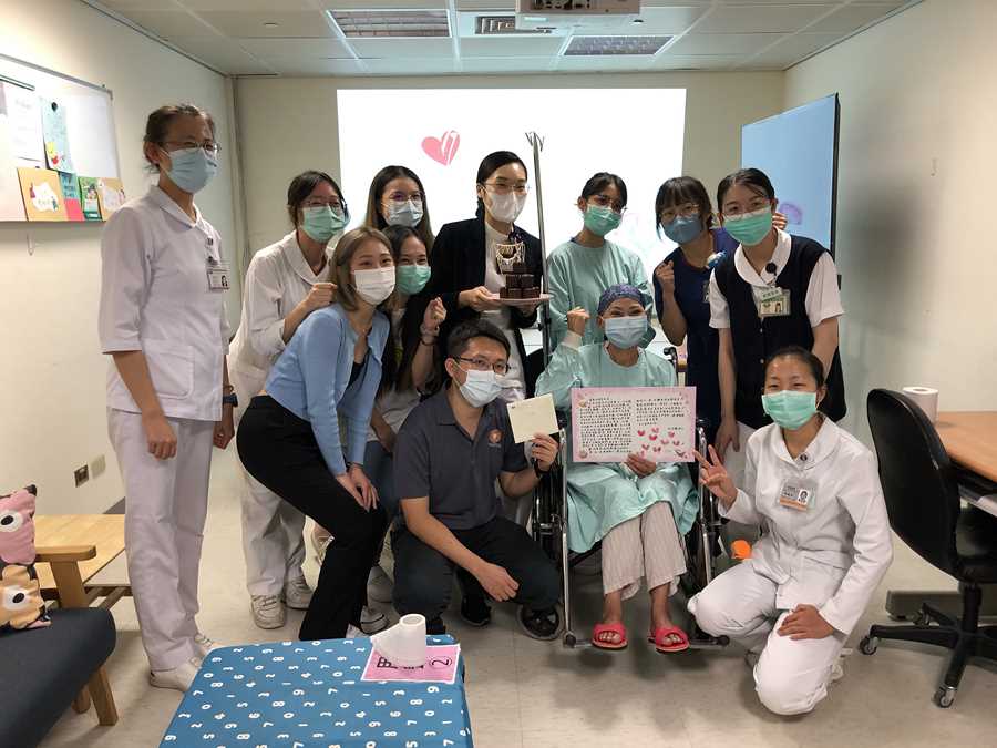 賴女士生命重生，兒子(中)陪伴在旁，他們與骨髓移植病房團隊與合影留念