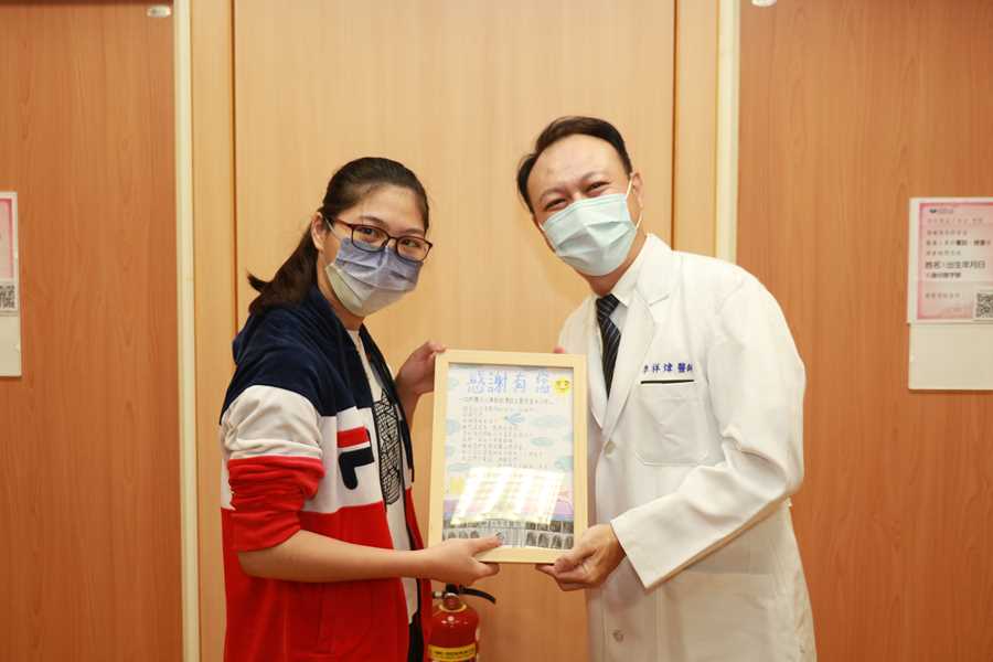臺中慈院家醫科李祥煒主任（右）代表院方接受信望愛中心致贈感謝狀