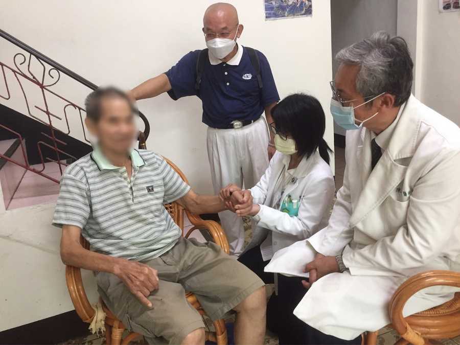 陳建仲主任到三義鄉親家中往診