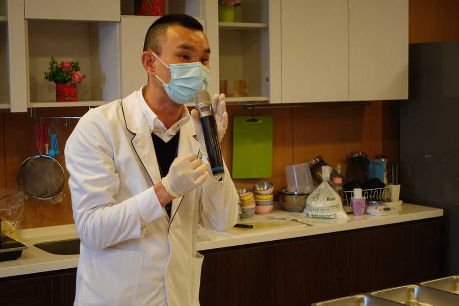 營養科主任楊忠偉在護理之家進行解說