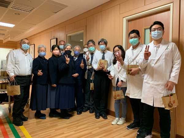臺中慈院懿德家族歲末團聚 充滿歌聲、樂聲、祝福聲