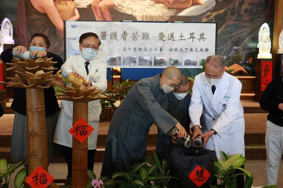臺中慈院膚苦難 志業體主管參與募愛獻土耳其