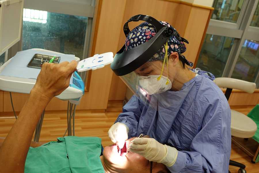 牙周病治療 醫師門診手把手教正確刷牙