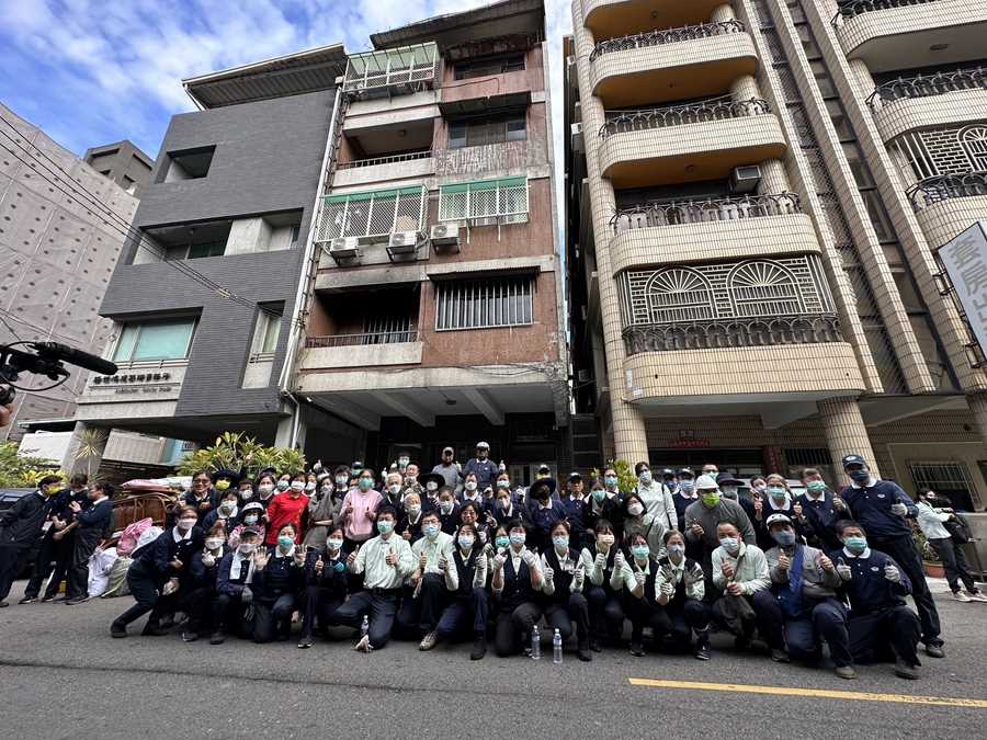 慈濟醫院聯合志工 為受災戶清運重建家園