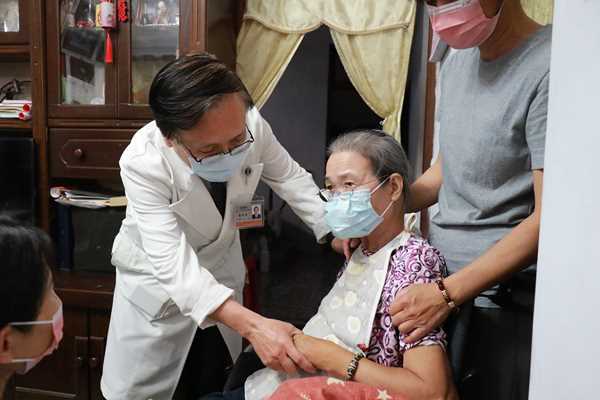 簡院長關懷彰化神經疾病纏身法親 家屬盼轉機