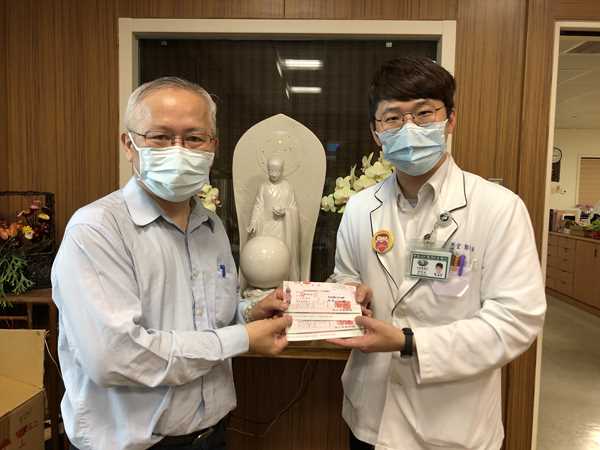求醫波折體會慈濟醫療之愛 兩張百萬支票道感恩