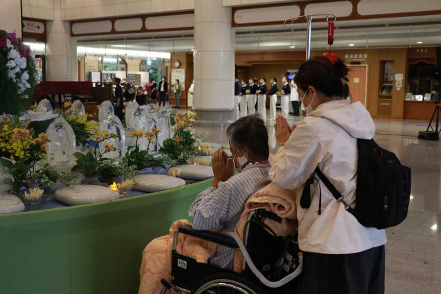 臺中慈濟醫院與社區莊嚴浴佛 典禮後浴足謝親恩
