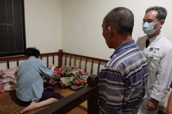 老父顧腦傷女兒半世紀 台中慈院接力關懷永遠在